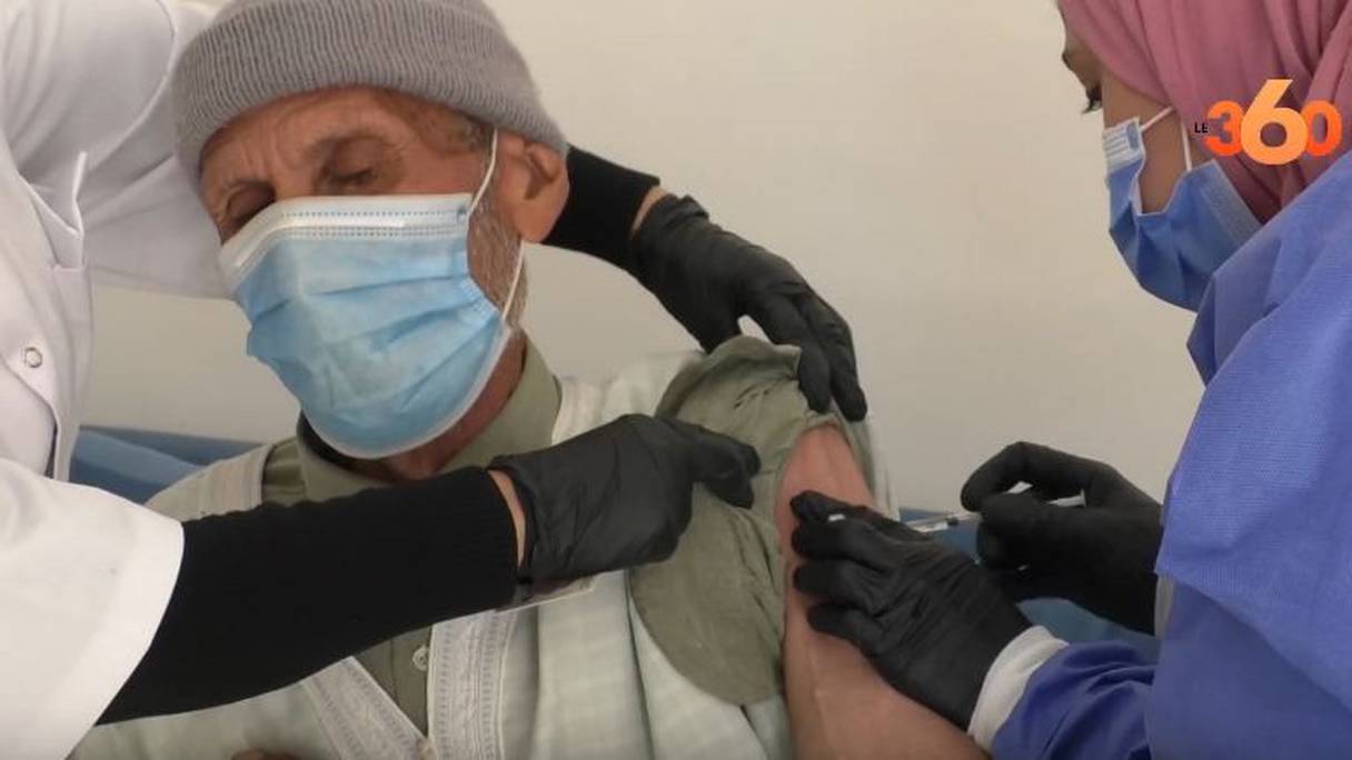 A Ajdir, en plein cœur du Moyen Atlas, un Marocain centenaire reçoit une dose du vaccin anti-covid-19.
