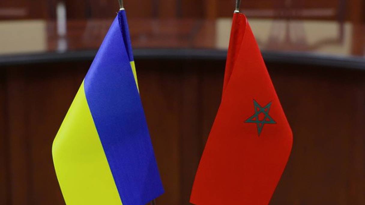 Les drapeaux ukrainien et marocain. 
