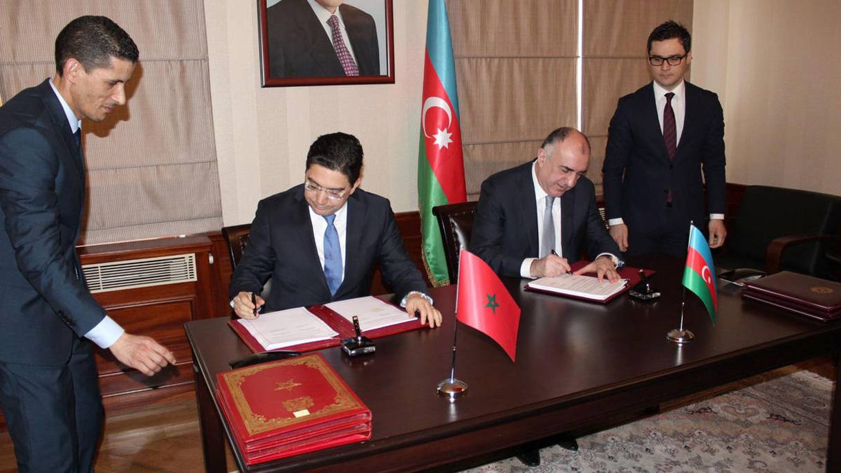 Nasser Bourita et son homologue d'Azerbaïdjan lors de la cérémonie de signature des accords.
