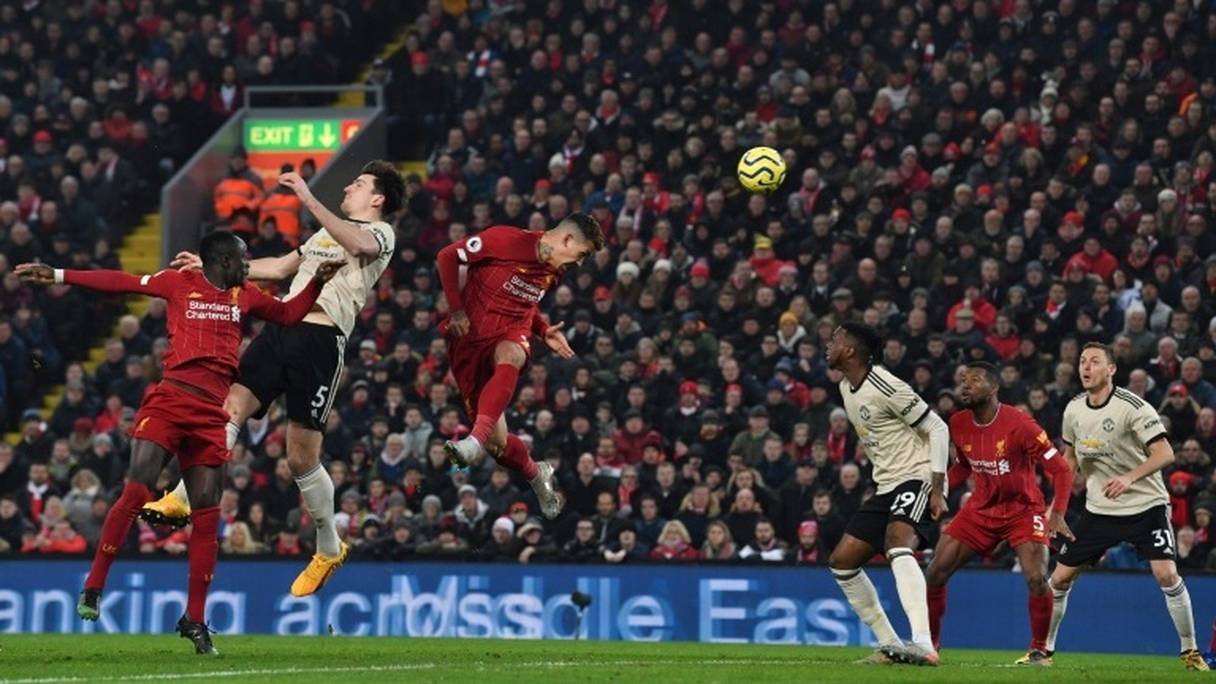 Les "Reds" de Liverpool avec un Roberto Firmino aérien opposés à Manchester United et son capitaine Harry Maguire, lors d'un des chocs de Premier League à Anfield, le 19 janvier 2020.
