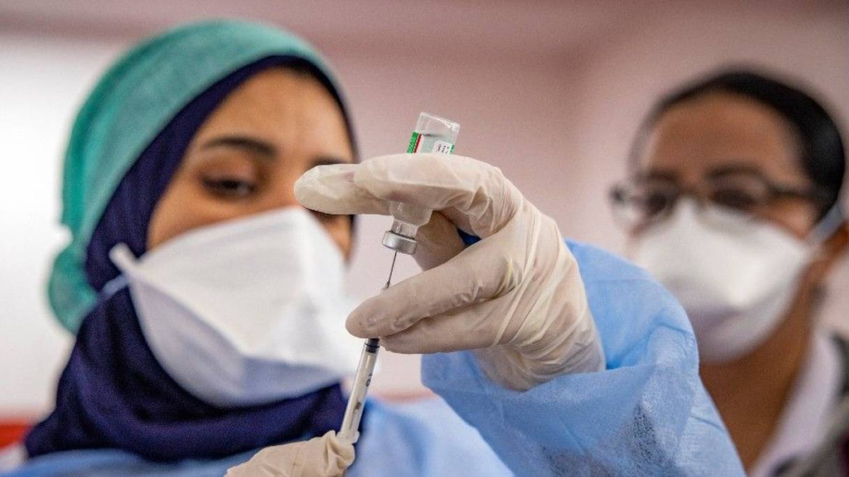 Une infirmière s'apprête à administrer un vaccin contre le Covid-19, à Salé.
