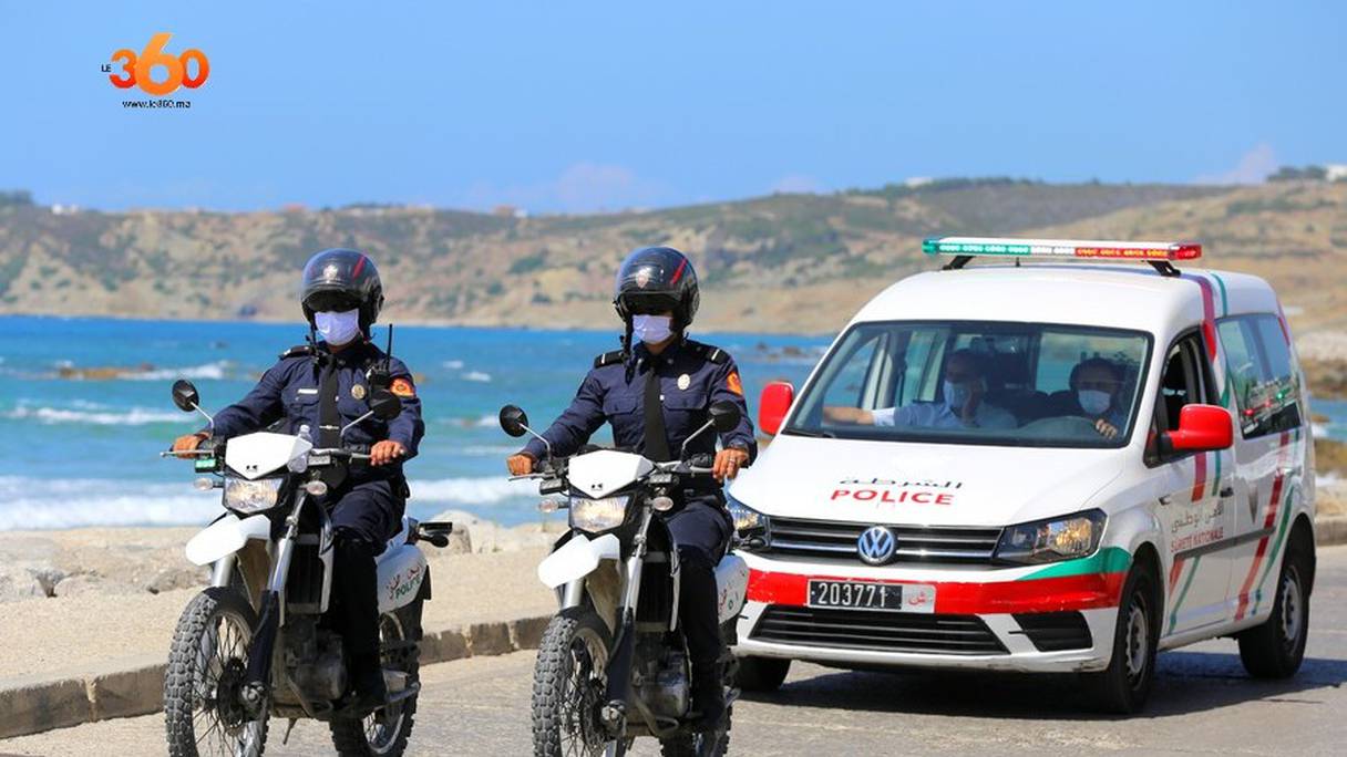 Les forces de l'ordre veillent au respect des mesures barrières à Tanger. 
