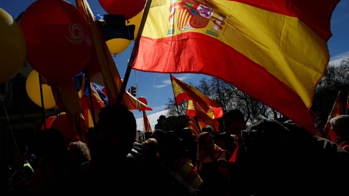 Des manifestants contre l'indépendance de la Catalogne brandissent le drapeau espagnol, à Barcelone le 18 mars 2018.
