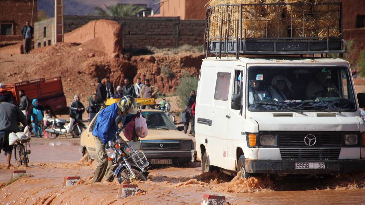 Des véhicules et des motos traversent un pont après de fortes pluies à Tinghir, dans le sud du Maroc, au pied de l'Anti-Atlas, le 24 novembre 2014.
