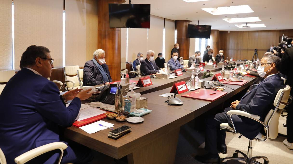 Le chef du gouvernement, Aziz Akhannouch, tient une réunion avec les représentants des centrales syndicales, le 9 février 2022, à Rabat.
