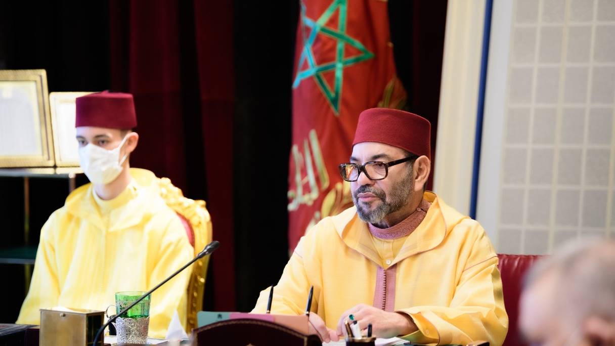 Le roi Mohammed VI, accompagné de SAR le prince héritier Moulay El Hassan, a présidé, mercredi 13 juillet 2022, au Palais Royal à Rabat, un Conseil des ministres.

