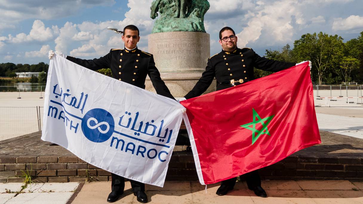 Les Marocains Issam Tauil (à droite), 23 ans, et Ayman Echagraoui, 22 ans, en uniforme de polytechniciens (mais où est le bicorne?), sont médaillés d'or de l'édition 2021 de la Compétition internationale de mathématiques (université américaine de Bulgarie). 
