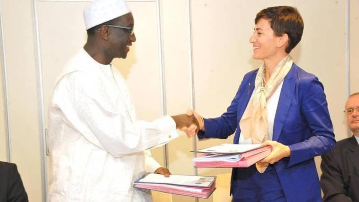 Amadou Bâ, ministre sénégalais des Affaires étrangères, et l'ambassadrice et déléguée de l'UE au Sénégal, Irène Mingasson. 
