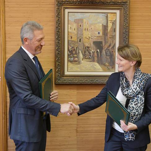 Signature du contrat de cession entre Holmarcom et Crédit Agricole S.A. - 