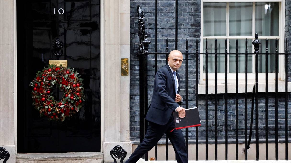Le secrétaire britannique à la Santé, Sajid Javid, sort du 10, Downing Street, dans le centre de Londres, le 15 décembre 2021.
