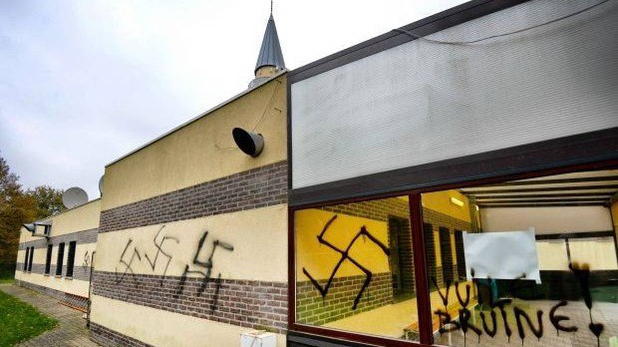 Une mosquée à Genk, en région flamande, en Belgique, taguée par des inscriptionsracistes
