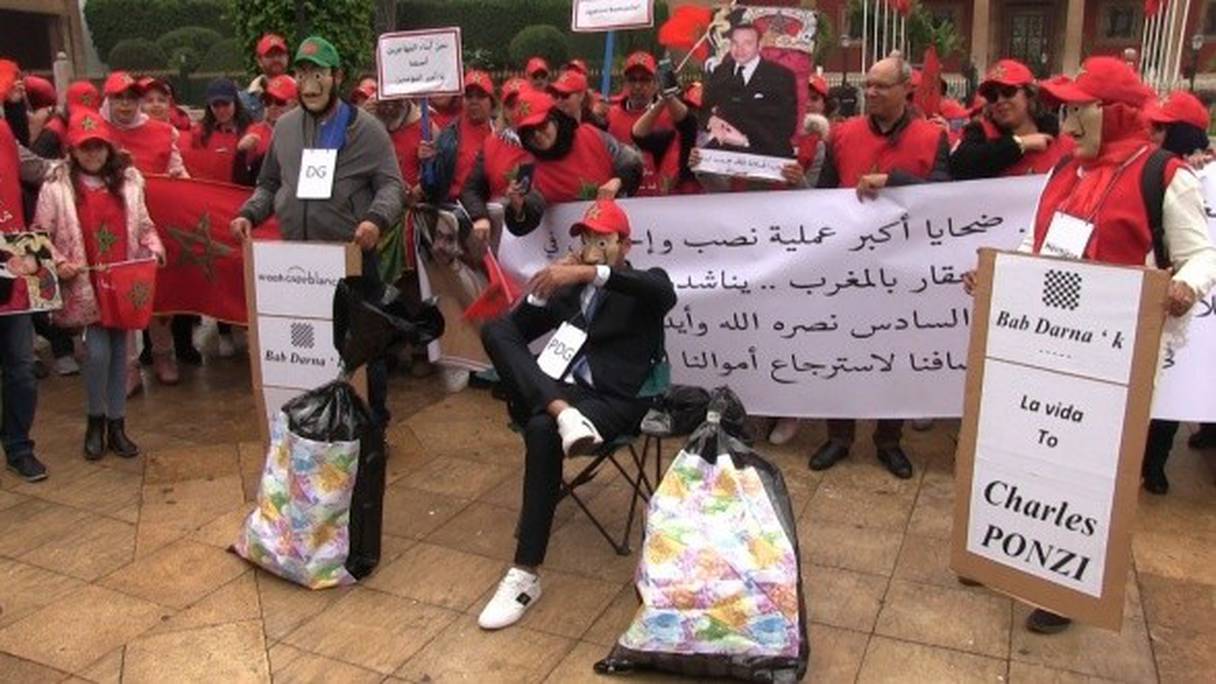 Les victimes escroquées dans le cadre de l'affaire Bab Darna, lors d'un précédent sit-in de protestation, devant le Parlement, à Rabat. 
