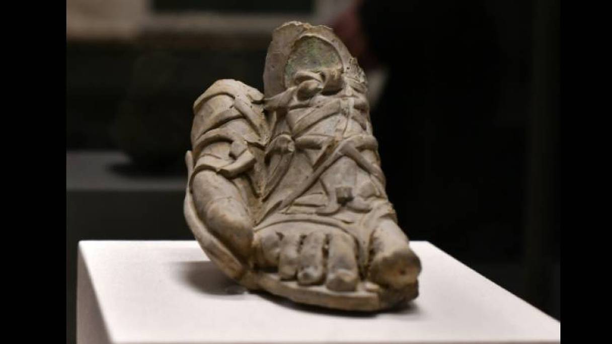 Une sculpture de pieds chaussés de spartiates lacées de légionnaire de la Rome antique, dans l’exposition «Aux pieds des dieux», jusqu’au 19 avril 2020 au palais Pitti de Florence, en Italie.
