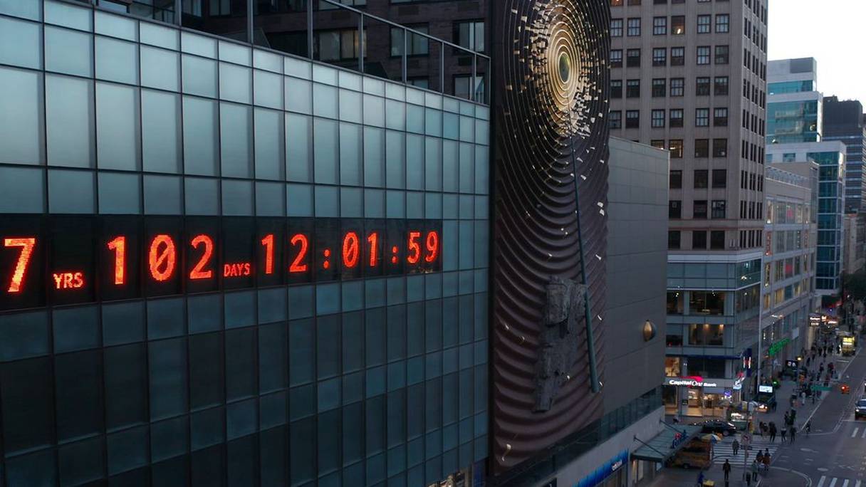 Le «Climate Clock», à Manhattan (New York), compte à rebours les années, jours, heures, minutes et secondes qu'il reste pour agir afin d'arrêter le réchauffement climatique sur terre. 

