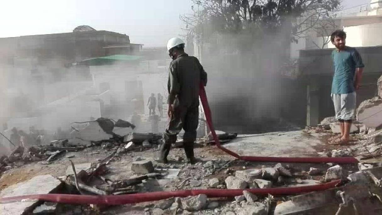 Pakistan: les secouristes dans la zone résidentielle où l'avion s'est écrasé.
