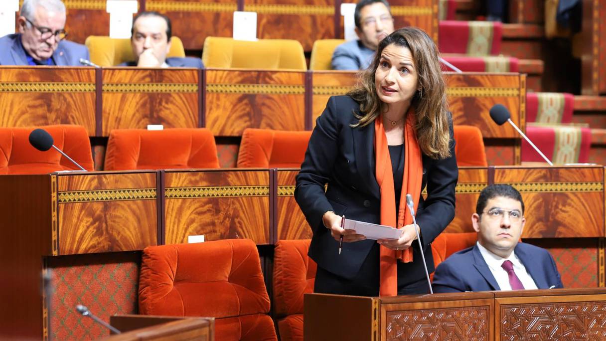 La ministre de la Transition énergétique et du Développement durable, Leila Benali, répond à une question orale à la Chambre des représentants, le 6 décembre 2021 à Rabat.
