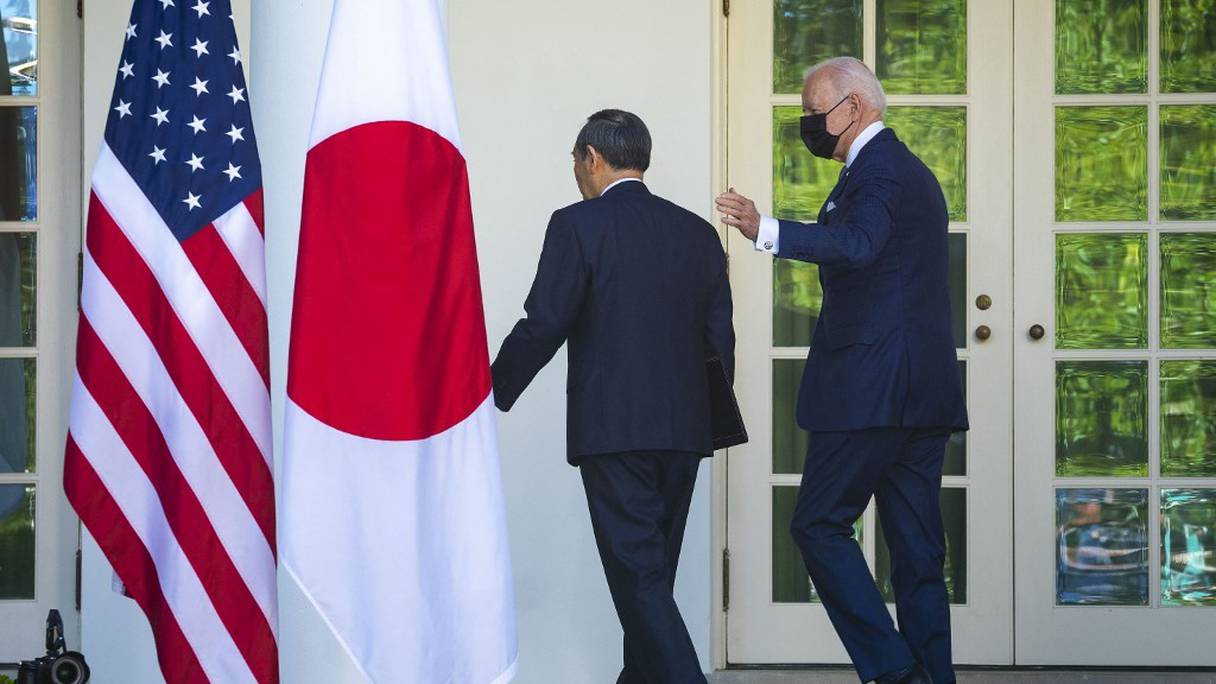 Le président Joe Biden (à droite) et le Premier ministre japonais Yoshihide Suga quittent la roseraie à l'issue d'une conférence de presse à la Maison Blanche, le 16 avril 2021 à Washington. 
