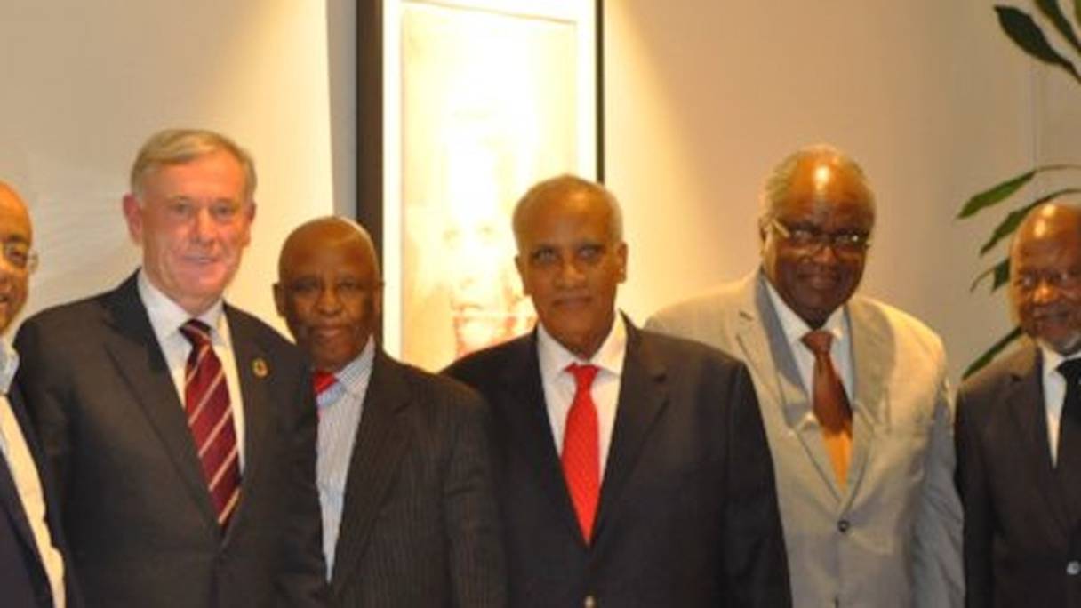 Horst Köhler posant aux côtés de l'"émissaire de l'UA pour le Sahara", Joachim Chissano (à l'extrême droite de la photo). L'ancien président du Mozambique voue une hostilité flagrante à l'intégrité territoriale du royaume.
