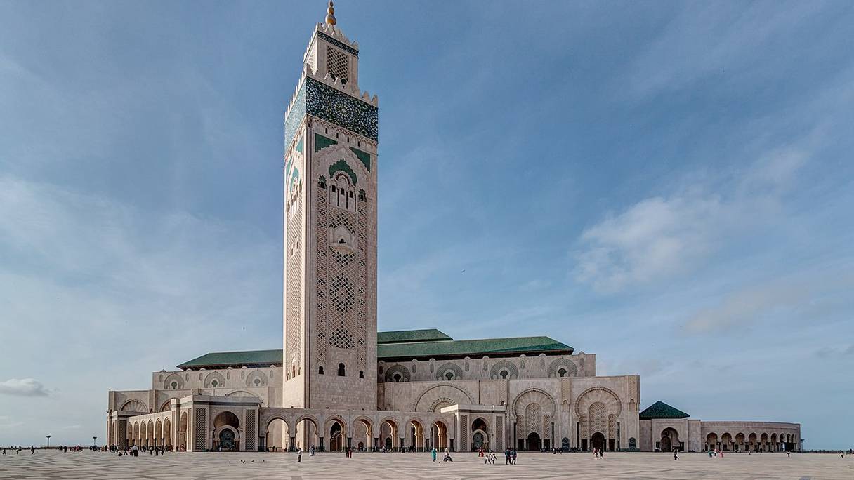 Mosquée Hassan II, Casablanca. Cet édifice religieux peut accueillir jusqu'à 25.000 fidèles dans ses salles de prières (80.000 fidèles sur son esplanade). 
