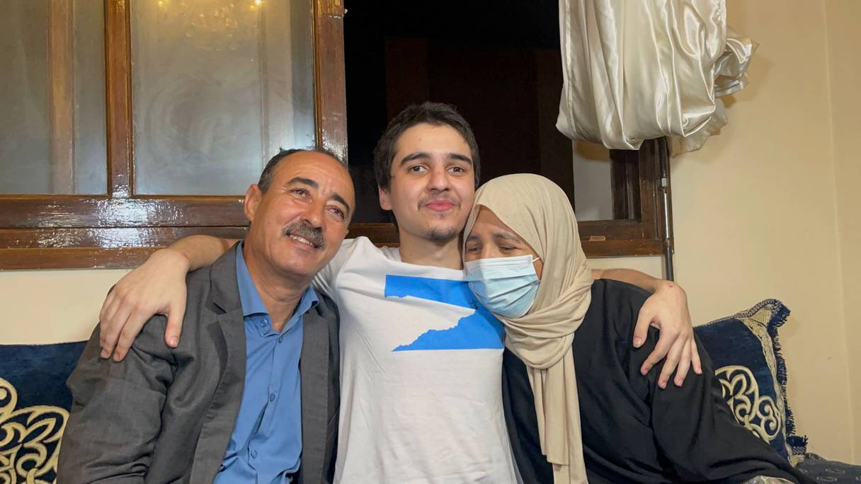 Trois jours après sa libération, Brahim Saadoun est de retour au Maroc, où ses parents l'étreignent à leur domicile à Casablanca, le 24 septembre 2022 au soir.
