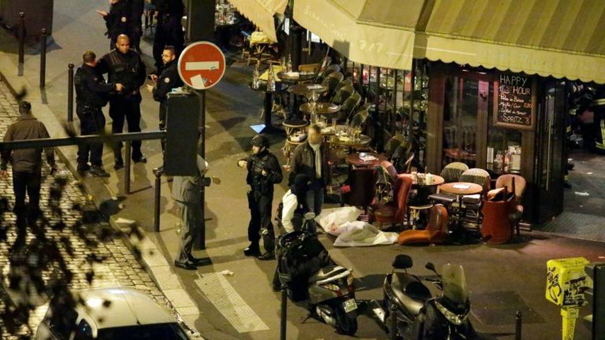 Des victimes allongées sur le sol après les attaques terroristes le 13 novembre 2015 à Paris.
