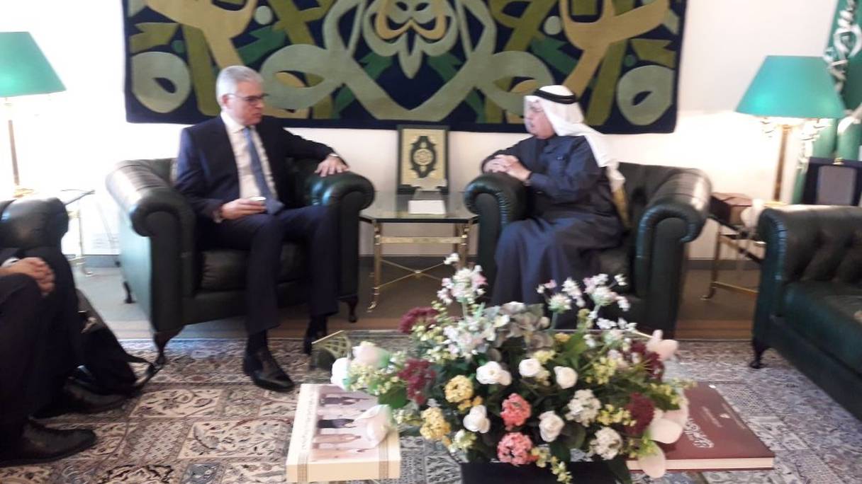 Mohamed Ali Lazrak, ambassadeur, secrétaire général du ministère des Affaires étrangères et de la coopération internationale et Nizar Ben Abib Madani, ministre d'Etat saoudien en charge des Affaires étrangères.
