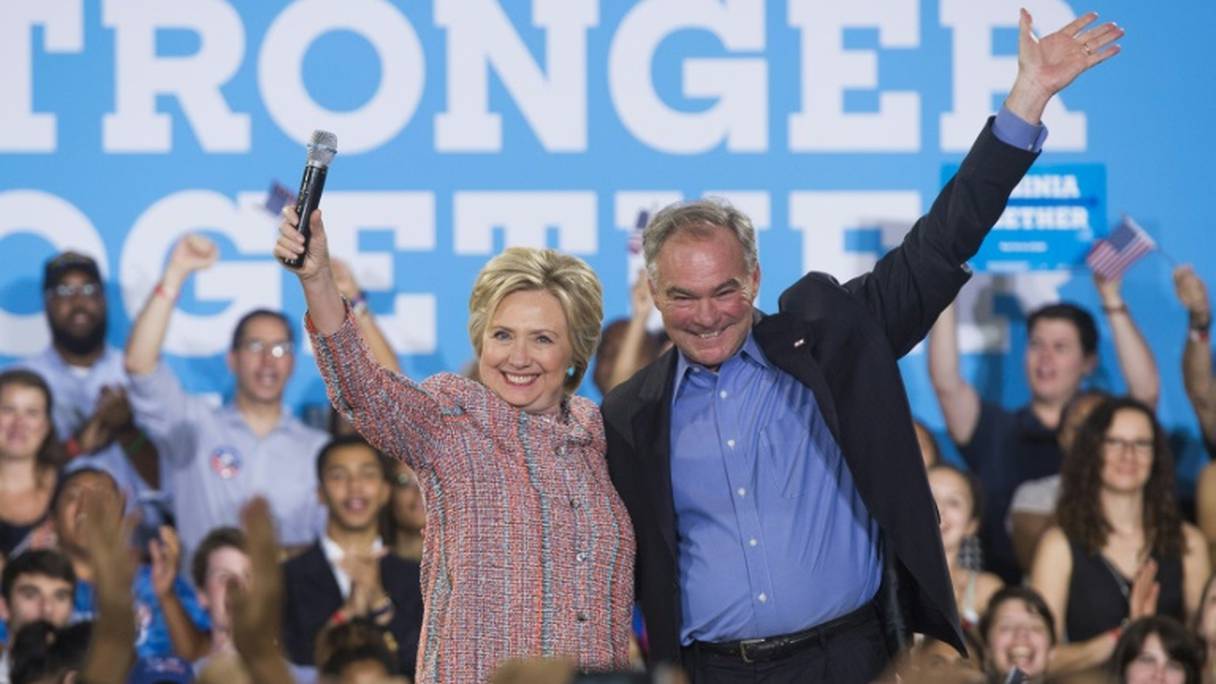 La candidate démocrate Hillary Clinton et le sénateur démocrate de Virginie Tim Kaine, le 14 juillet 2016 à Annandale (Virginie).
