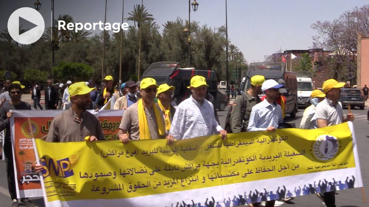 Des militants syndicaux défilent pour la fête du travail, le 1er mai 2022, à Marrakech. 
