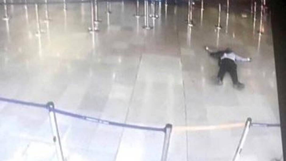 Photo de l'assaillant d'Orly, son corps est étendu dans le hall du terminal.
