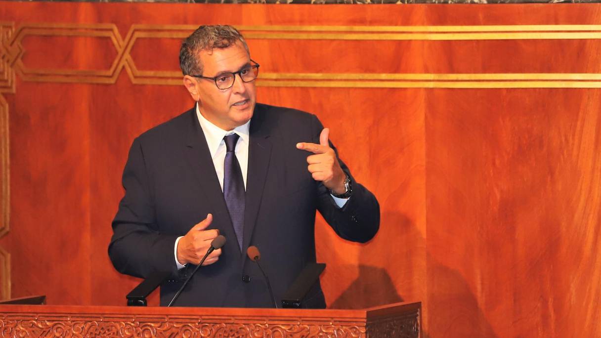 Le chef du gouvernement, Aziz Akhannouch, intervient au cours d'une séance plénière à la Chambre des représentants, consacrée à la discussion du programme gouvernemental, le 13 octobre 2021, à Rabat.
