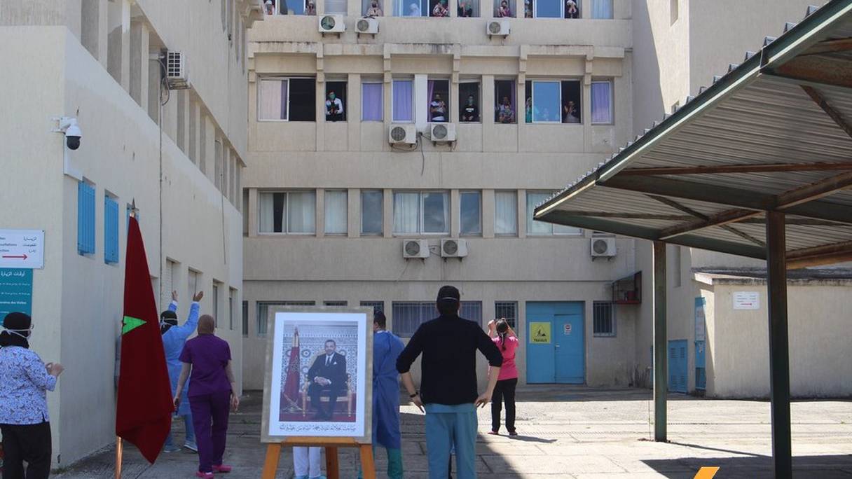 Scènes de liesse à Tanger après la guérison de 11 femmes, le 12 mai 2020, à l'hôpital de la ville.
