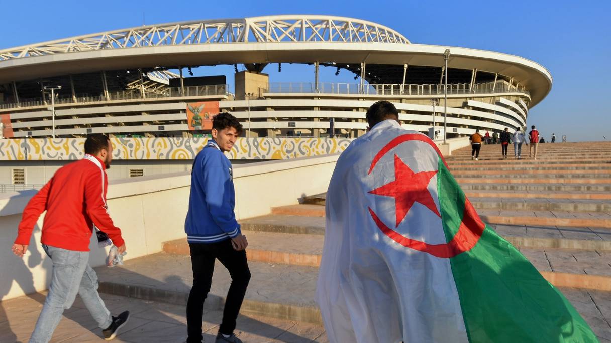 Des supporters algériens avant un match de football amical entre l'Algérie et le Ghana, au nouveau stade Nelson Mandela, dans la banlieue de Baraki à Alger, le 7 janvier 2023.
