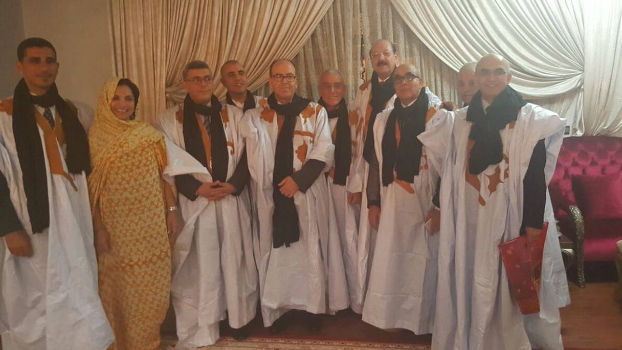 La délégation du Parlement d'Amérique et des membres du bureau de la Chambre des conseillers en tenue sahraouie, lundi 11 juillet 2016 à Laâyoune.
