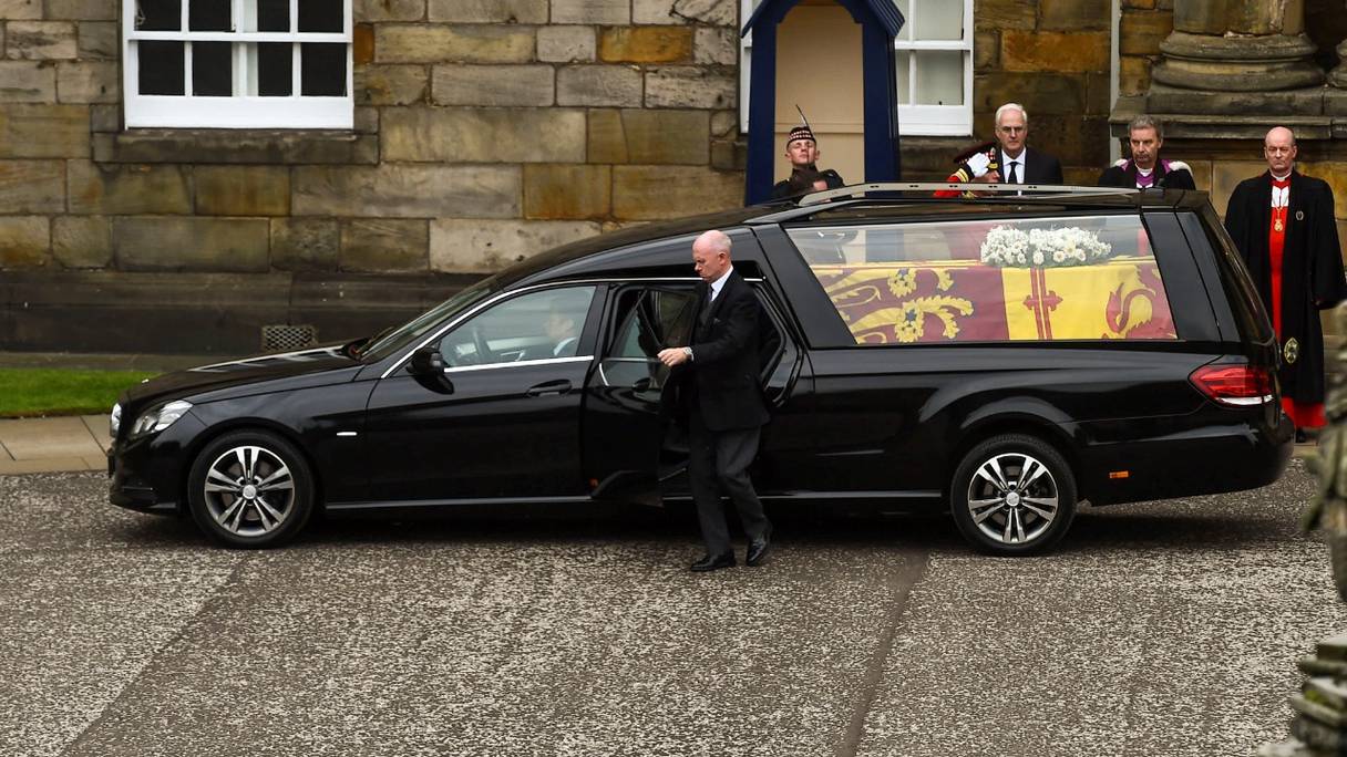 Le corbillard transportant le cercueil de feue la reine Elizabeth II, drapé de l'étendard royal d'Ecosse, au palais de Holyroodhouse, à Edimbourg, le 11 septembre 2022.
