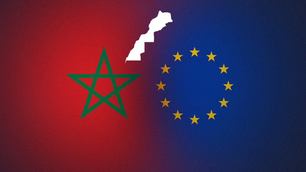 Drapeaux du Maroc et de l'Union européenne. Au Milieu, la carte intégrale du Royaume.