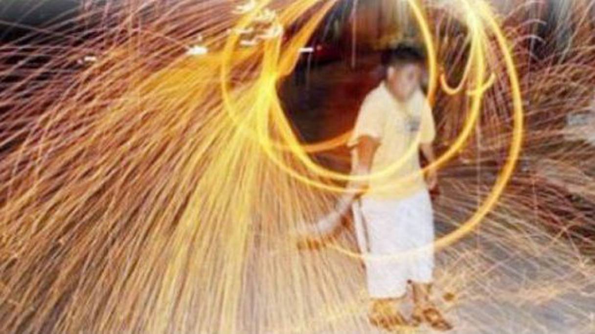 Un enfant jouant avec le feu dans la nuit d'Achoura.
