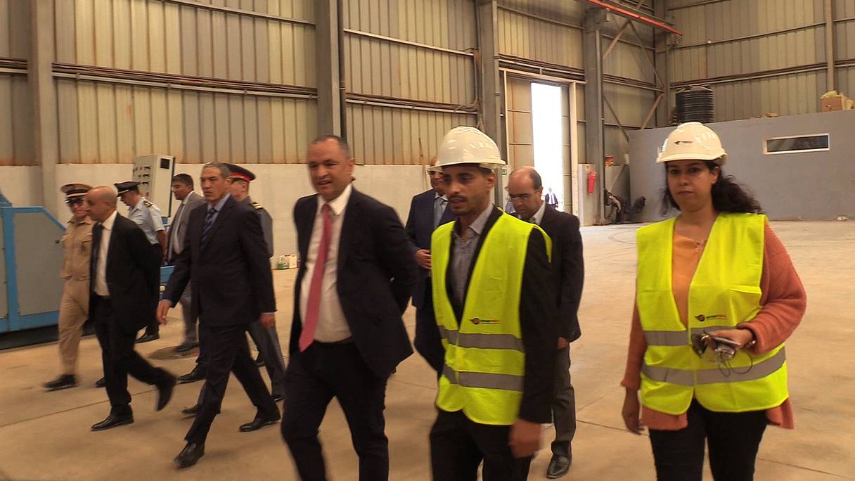 Le ministre de l’Industrie et du Commerce, Ryad Mezzour, a effectué vendredi 30 septembre 2022 une visite à Laâyoune pour évaluer l'avancement des projets socio-économiques dans la région. 
