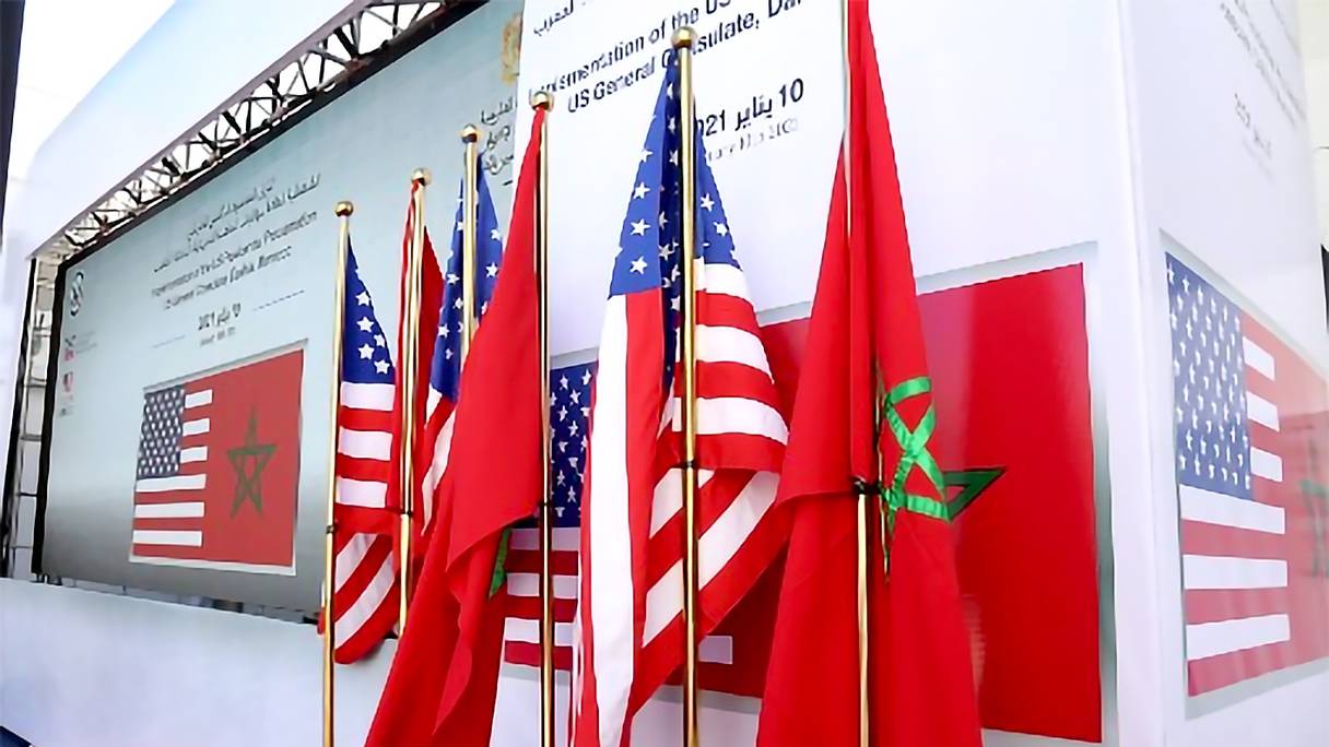 Les drapeaux marocain et américain.
