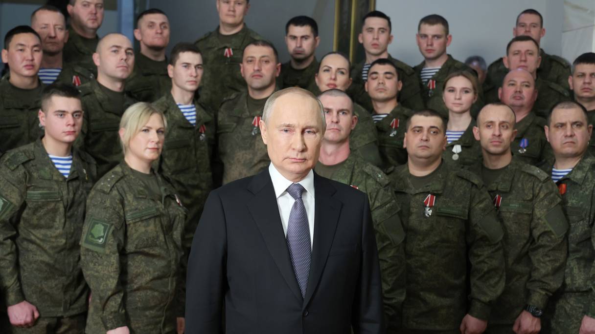 Le président russe Vladimir Poutine pose lors du discours du Nouvel An à la nation au quartier général du district militaire sud à Rostov-sur-le-Don le 31 décembre 2022.
