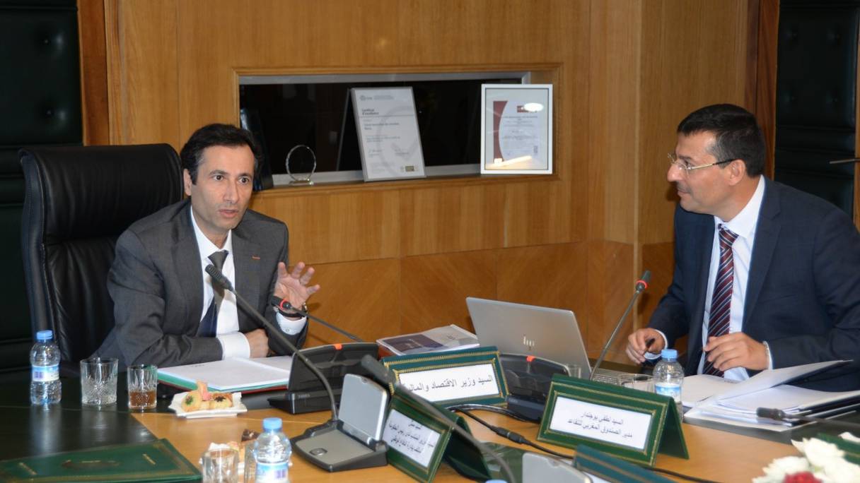 De g à d: Mohamed Benchaâboun, ministre de l'Economie et des Finances et Lotfi Boujendar, Directeur général de la CMR
