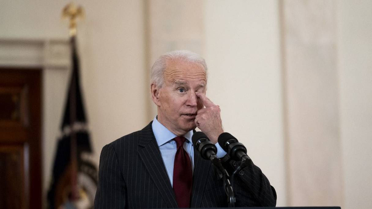 Le président américain Joe Biden prononce une allocution sur les plus de 500.000 vies perdues à cause du Covid-19 dans le Cross Hall de la Maison Blanche, le 22 février 2021 à Washington, DC. 
