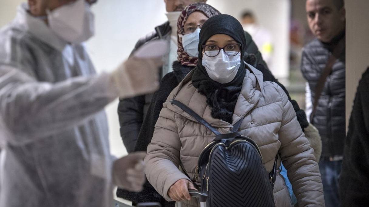 Des voyageurs au moment de passer les contrôles sanitaires à l'aéroport Mohammed V de Casablanca.
