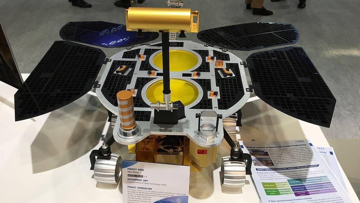 Maquette de l'orbiteur chinois de télédétection mondiale de Mars et du petit rover Zhurong, qui s'est posé sur Mars, au 69e Congrès international d'astronautique, en 2018, à Brême, en Allemagne. 
