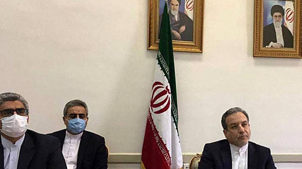 Le député iranien des Affaires étrangères Abbas Araghchi (à droite) participe à une réunion virtuelle avec la Commission mixte sur le programme nucléaire iranien (JCPOA) à Téhéran, le 2 avril 2021. 
