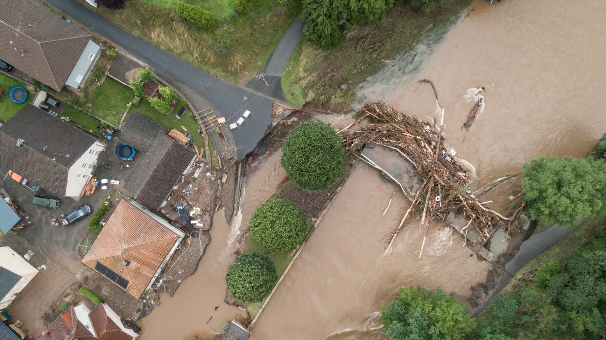 Vue aérienne, le 15 juillet 2021: un pont est endommagé, suite à de fortes pluies et des inondations à Echtershausen, dans l'ouest de l'Allemagne. Des centaines de personnes sont portées disparues, la montée des eaux a provoqué l'effondrement de plusieurs maisons.
