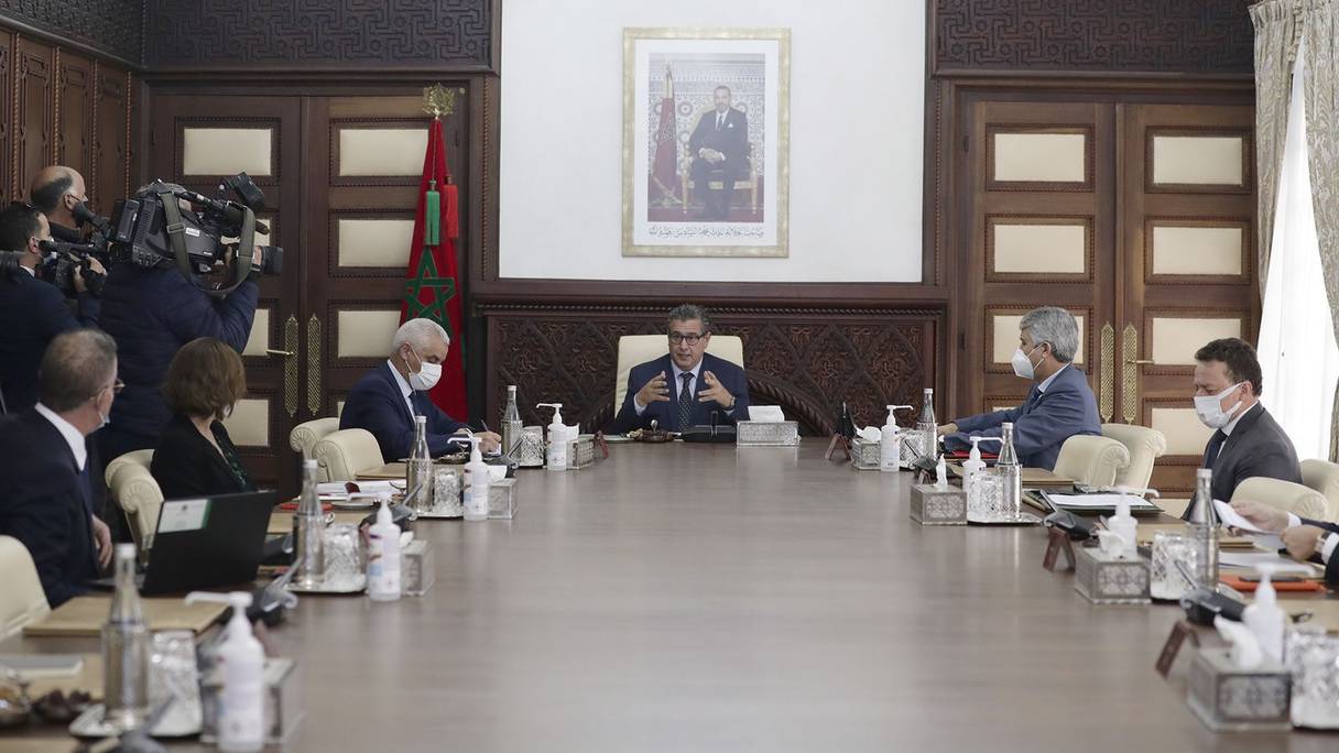 Le chef du gouvernement, Aziz Akhannouch, a présidé, vendredi 18 février 2022,  les travaux du comité de pilotage pour la mise en œuvre du chantier de protection sociale.
