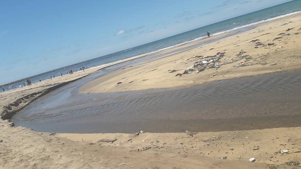 La plage de Oued Merzeg à Dar Bouazza.
