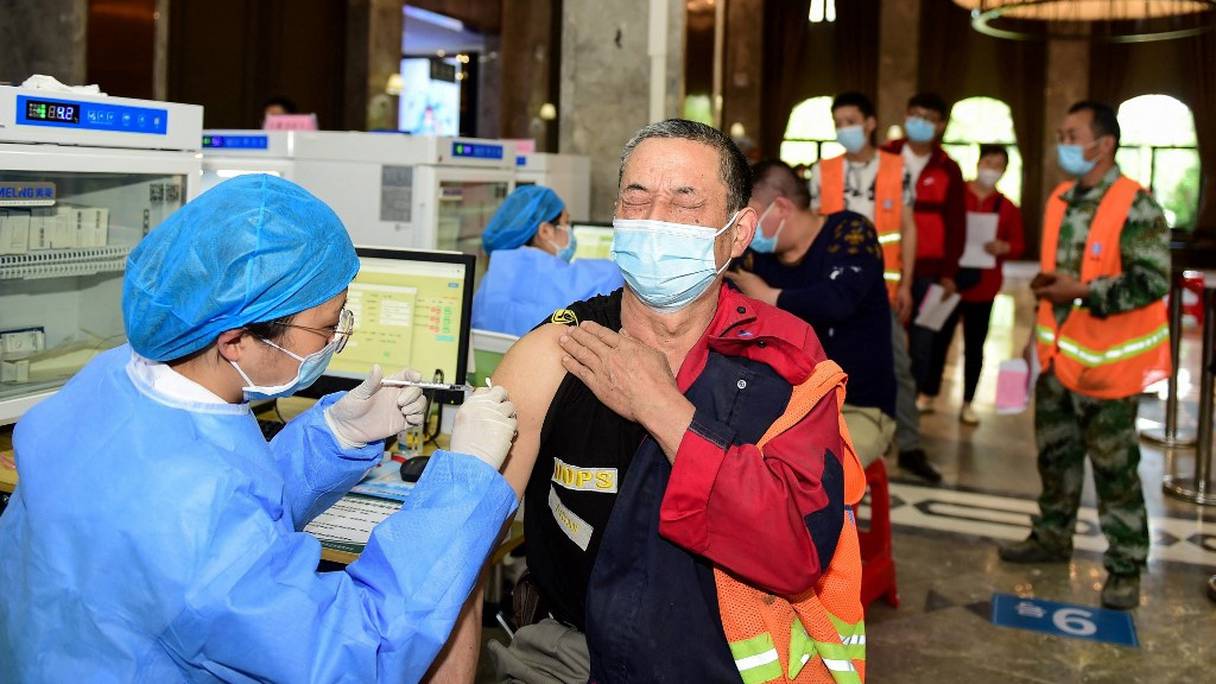 Un ouvrier du bâtiment reçoit le vaccin contre le coronavirus à Hefei, dans l'est de la province chinoise de l'Anhui, le 6 mai 2021. 
