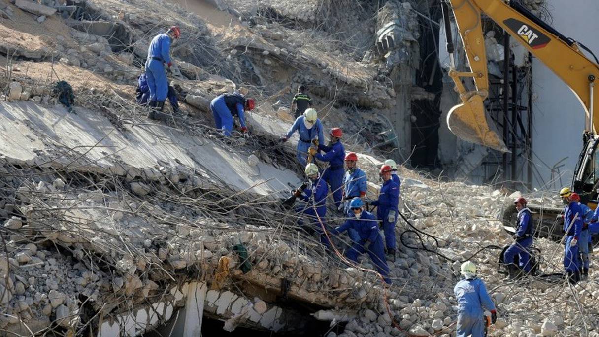 Des secouristes fouillent les décombres à la recherche de survivants, à Beyrouth. 
