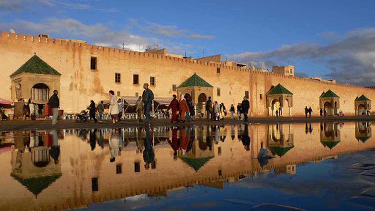 Meknès, capitale du Royaume lors du règne de Moulay Ismaïl (1672-1727), qui y fit édifier plusieurs monuments, dont les hautes murailles entourant le cœur historique de la ville, percées par 70 portes imposantes. Sa médina figure sur la liste du patrimoine mondial de l'Unesco depuis 1964.

